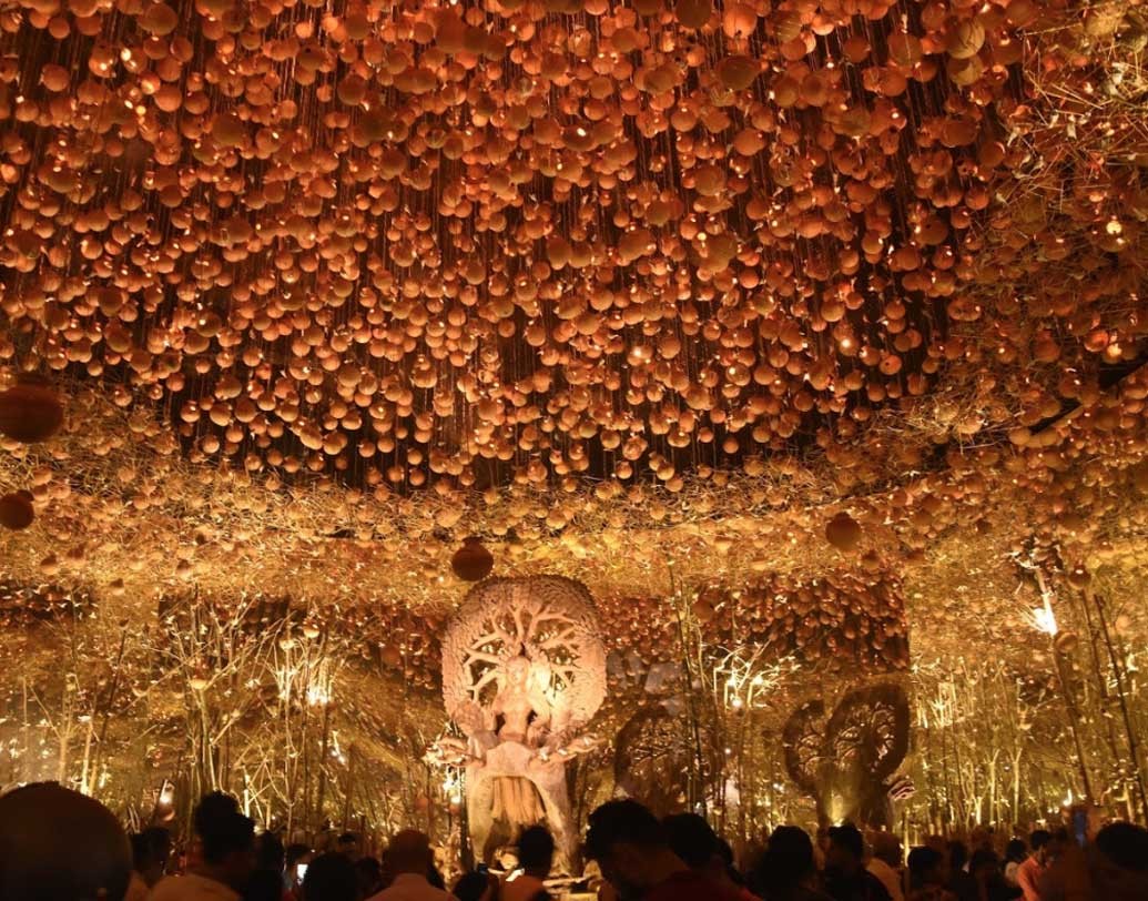 বড়িশা তার মধ্যে অন্যতম। মাটির হাঁড়ি ও আলোকসজ্জার কেরামতিতে সেজে উঠেছে বড়িশা ক্লাবের পুজোমণ্ডপ। রয়েছে শিল্পের ছোঁয়া।