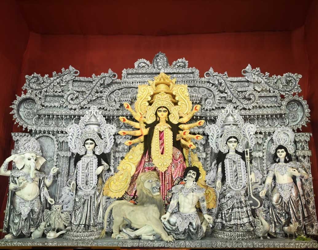 বেহালা ব্রহ্মসমাজ সাবেক রূপে সেজে উঠেছে পুজোয়। প্রতিমাসজ্জায় আছে শৈল্পিক ছোঁয়া।