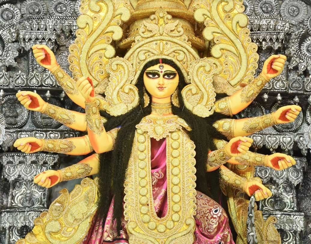 থিম পুজো নয় বরং সাবেকিয়ানায় ভরসা রেখেছেন বেহালা ব্রহ্মসমাজের উদ্যোক্তারা।