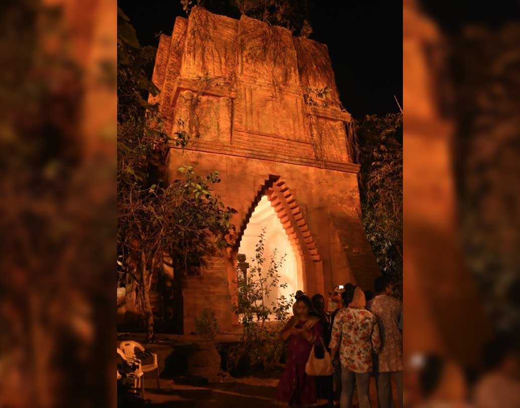 বেহালা নতুন দল কলকাতার অন্যতম সেরা পুজোর একটি। পোড়ো মন্দিরের আদলে সেজে উঠেছে মণ্ডপ।