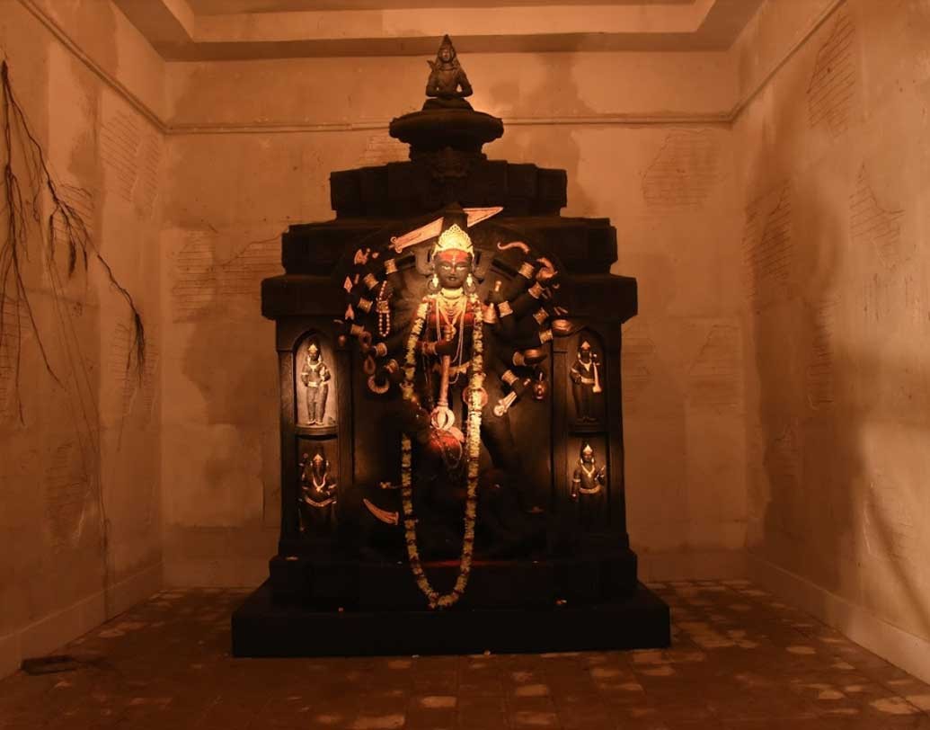 প্রতিমার রূপেও থাকছে বিশেষ চমক। বেহালা নতুন দলে কালো পোড়া মাটির রঙে সেজে উঠেছেন মা।