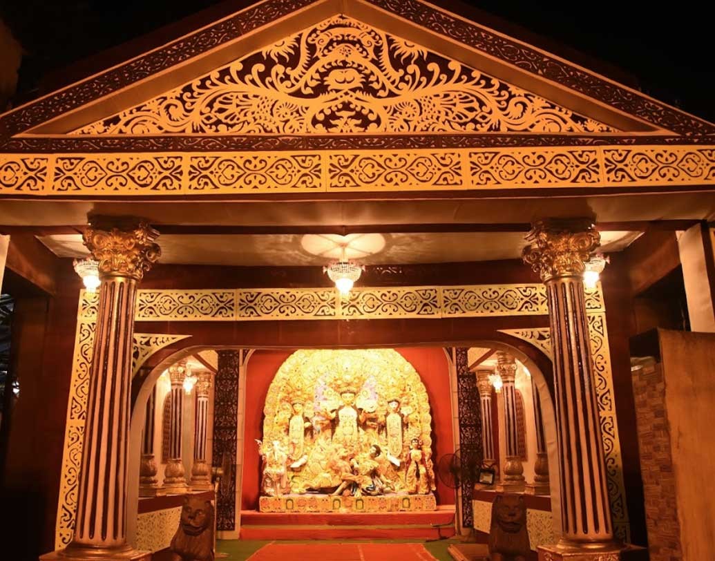 প্রতিমা ও মণ্ডপসজ্জায় রয়েছে সাবেকিয়ানার ছোঁয়া। আলোতেও রয়েছে বাহারি চমক।