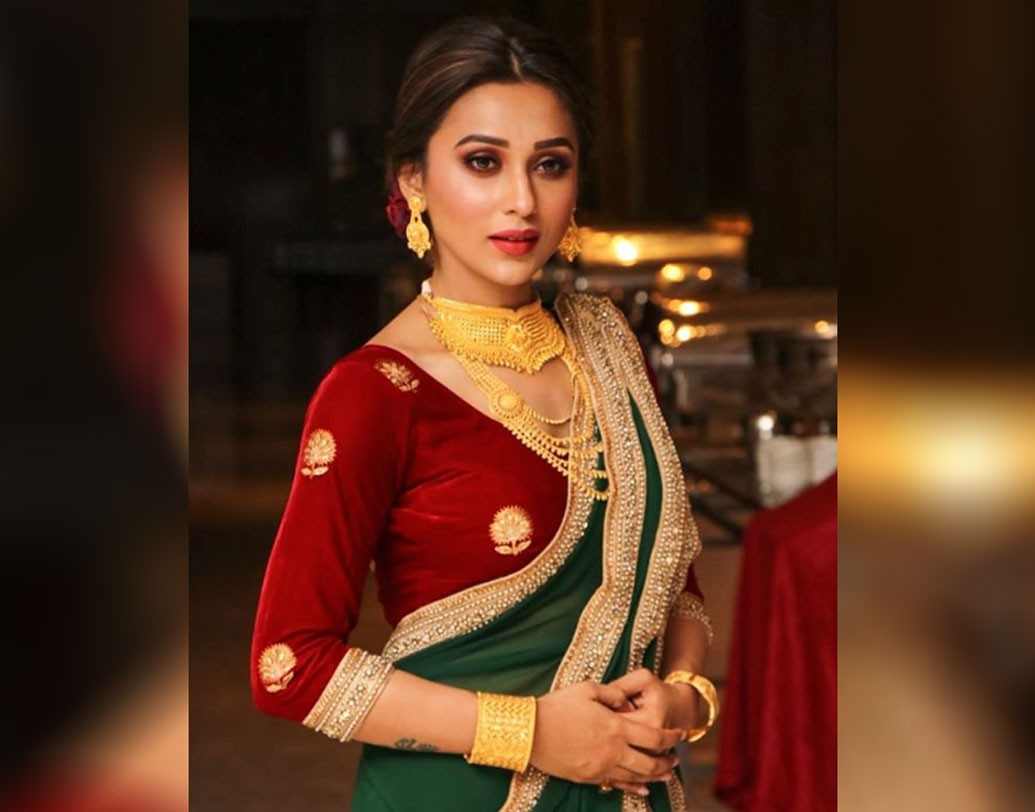 মিমি- মহালয়ার আগের রাতে শাড়ি পরে ছবি শেয়ার করেছেন মিমি চক্রবর্তীও। সবুজ শাড়ি আর ভারী গয়নায় নায়িকার এহেন সাজে মন মজেছে নেটিজেনদের। ছবি সৌজন্যে: মিমি চত্রবর্তীর ইনস্টাগ্রাম পেজ।