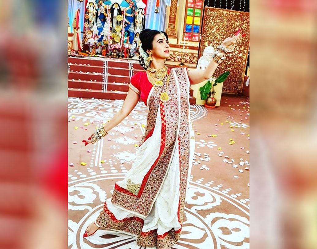 মনামী ঘোষ- ‘ওগো আমার আগমনী’ লিখে ইনস্টাগ্রামে ছবি শেয়ার করেছেন মনামী ঘোষও। সাদা পাড় লাল শাড়িতে অভিনেত্রী ছবি শেয়ার করেছেন একটি দালান থেকে। সেই দালানে রয়েছে দুর্গা প্রতিমাও।
