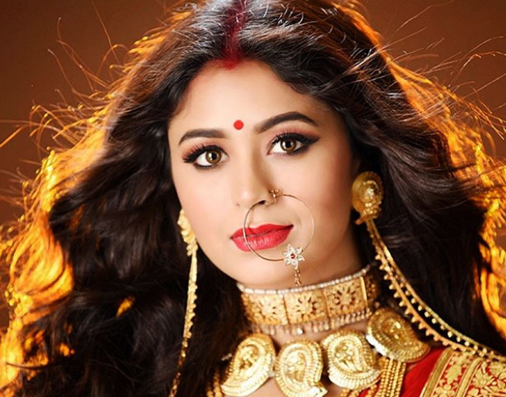 ঋতাভরী চক্রবর্তী- মহালয়ার শুভেচ্ছা জানিয়েছেন ঋতাভরী চক্রবর্তীও। এক্কেবারে মা দুর্গার মতোই সেজে ছবি পোস্ট করেছেন অভিনেত্রী। ছবি সৌজন্যে: ঋতাভরী চক্রবর্তীর ইনস্টাগ্রাম পেজ।