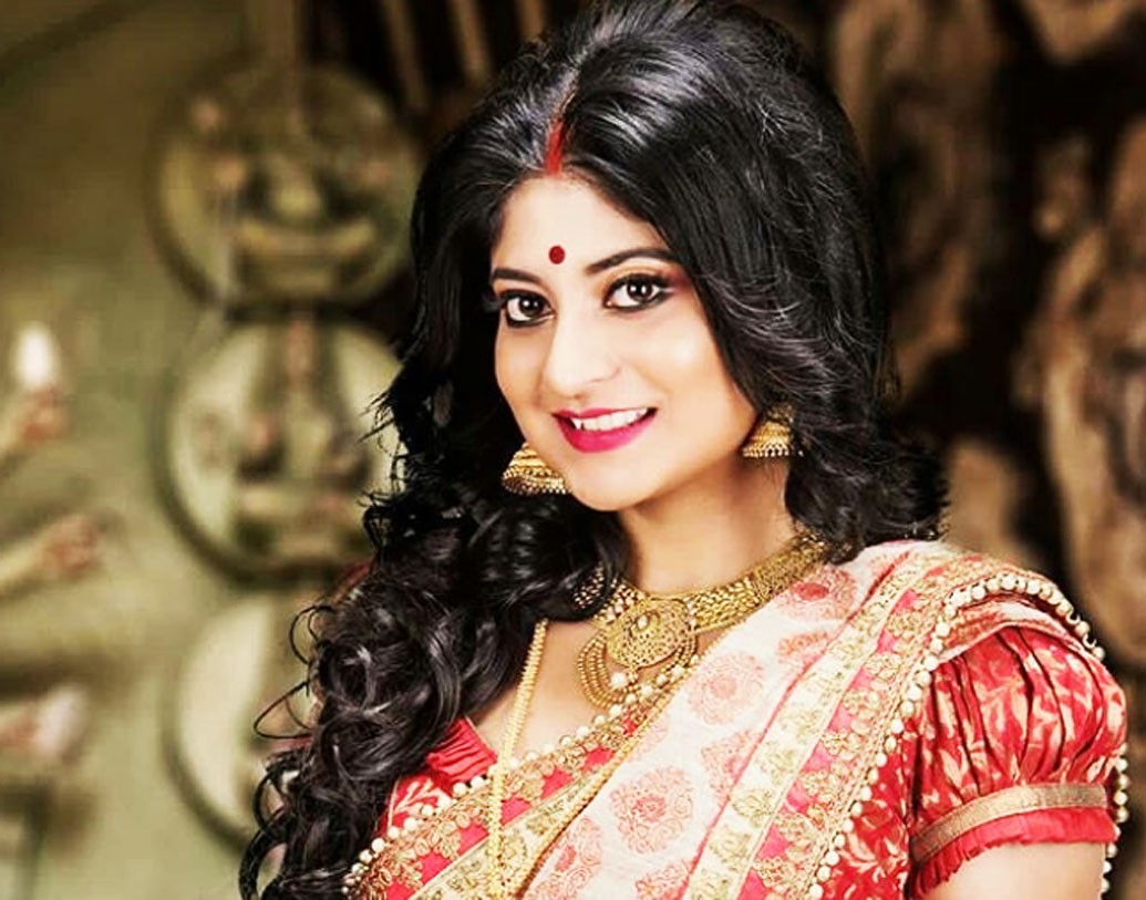 সন্দীপ্তা সেন- পুজোর সাজে সেজে ছবি শেয়ার করেছেন অভিনেত্রী সন্দীপ্তা সেনও। পরনে তাঁর শাড়ি আর ভারী গয়না। ছবি সৌজন্যে: টলি ওয়ার্ল্ড অ্যান্ড ফ্রেশ ফেসেস।