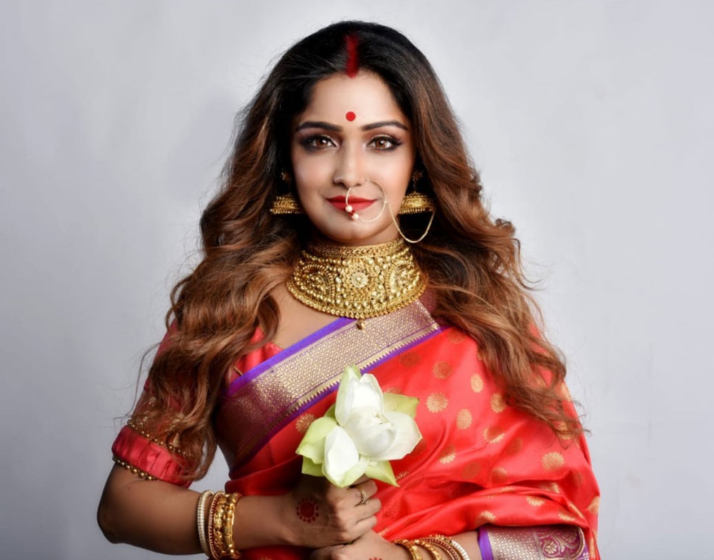 মা দুর্গার মতোই সেজেছিলেন টেলিভিশনের চেনা মুখ সায়ন্তনী গুহ ঠাকুরতাও। তবে এই পুজো তাঁর জন্য আরও একটু স্পেশ্যাল। কারণ এই পুজোতেই তাঁর ছবি ‘এক যে ছিল রাজা’ মুক্তি পেতে চলেছে।