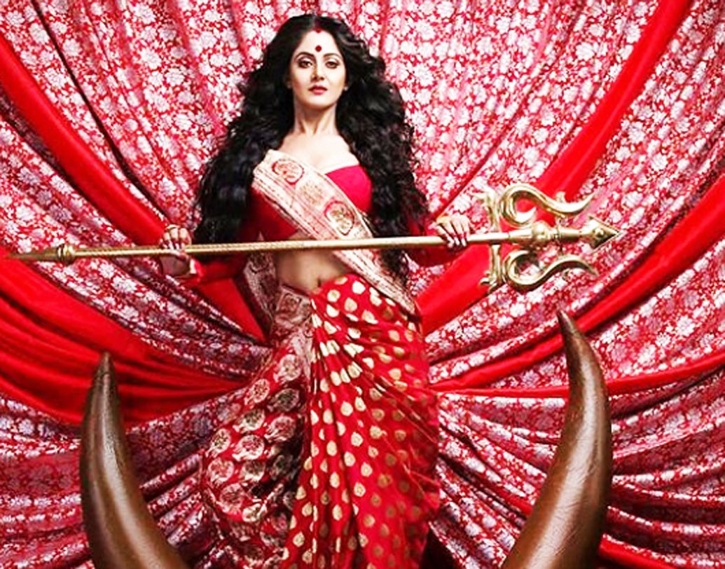 তৃণা সাহা- পুজো স্পেশ্যাল শুটের ছবি শেয়ার করেছেন অভিনেত্রী তৃণা সাহাও। অভিনেত্রীর সাজ দেখে বোঝা দায় যে, আদৌ তিনি তৃণা নাকি কোনও থিম পুজোর দুর্গা প্রতিমা। ছবি সৌজন্যে: টলিওয়ার্ল্ড অ্যান্ড ফ্রেশ ফেসেস।