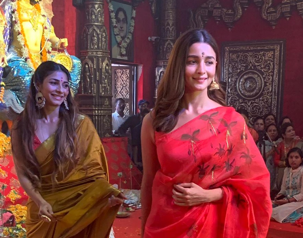 লাল শাড়ি আর এথনিক গয়নার সাজে এই পুজোয় উপস্থিত ছিলেন অভিনেত্রী আলিয়া ভট্ট । ট্র্যাডিশনাল লুকে তিনিও সেজে উঠেছিলেন বঙ্গতনয়ার রূপে।