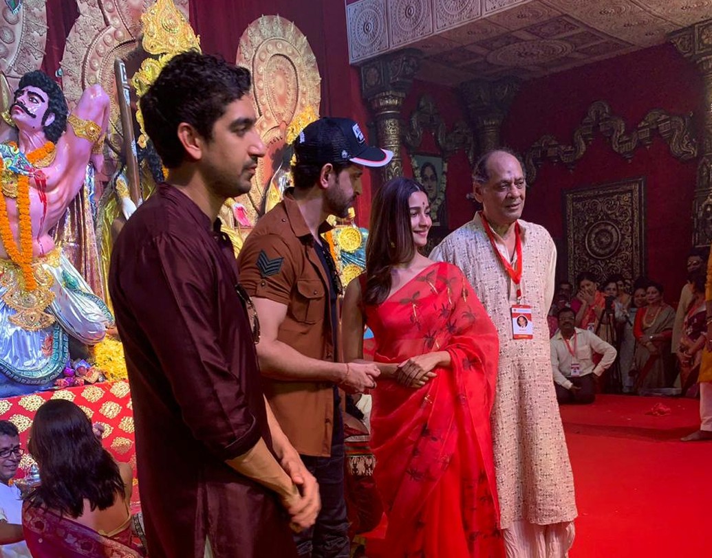 ২৫ বছর ধরেই এই পুজো মুম্বইয়ের অত্যন্ত ঐতিহ্যশালী পুজো হিসেবে খ্যাত। সেলেব মহলেও এই পুজো খুবই জনপ্রিয়। রজত জয়ন্তী উপলক্ষে এ বারের জাঁকজমক ছিল আরও বেশি।