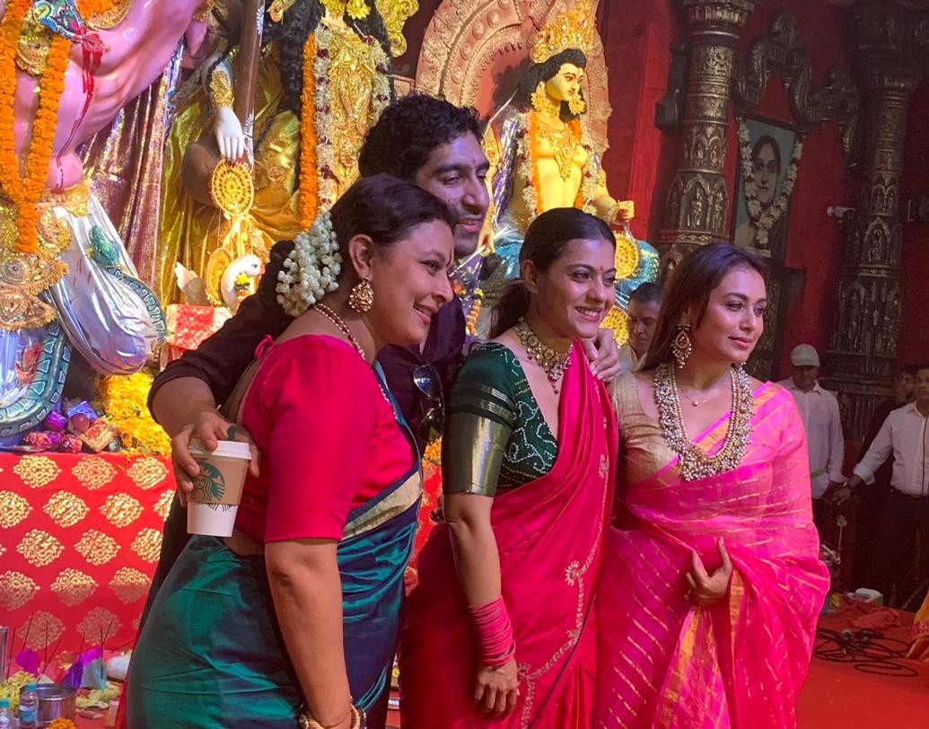 অয়ন মুখোপাধ্যায়, রানি, কাজল-সহ পরিবারের সকলেই মেতে উঠেছিলেন ফটোসেশনে। খাওয়াদাওয়া, আমোদ-আহ্লাদে কেটে গেল পুজোর ক’টা দিন। বিজয়াতেও সেই আমেজ রয়েছে।