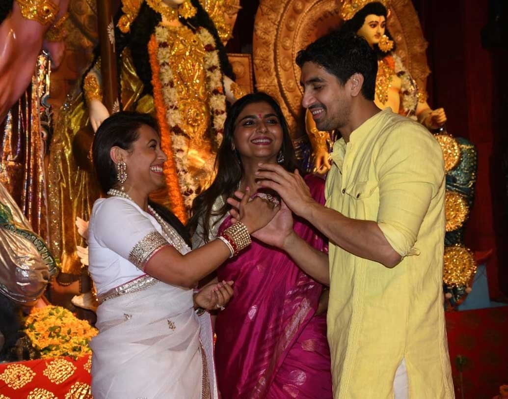 পরিবারের পুজোর আয়োজনে ব্যস্ত ছিলেন পরিচালক অয়ন মুখোপাধ্যায়ও। কাজের ফাঁকে অবশ্য ফ্রেমবন্দিও হলেন।