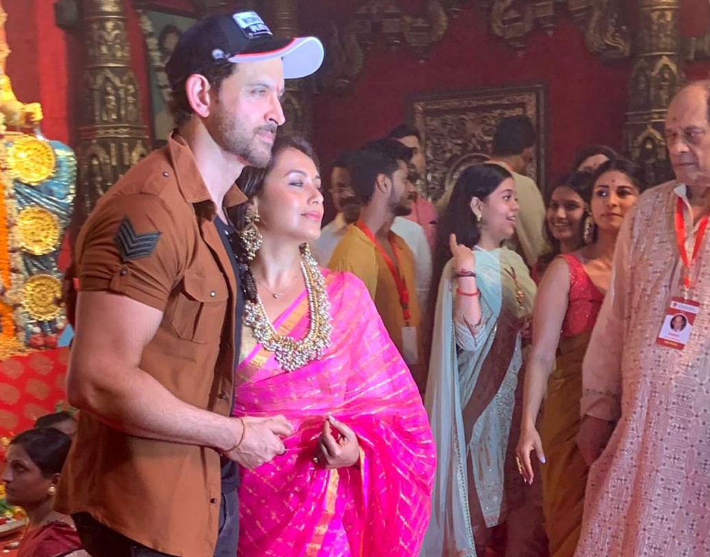 এই পরিবারের পুজোয় হাজির ছিলেন অভিনেতা ঋত্বিক রোশনও। খয়েরিরঙা শার্ট ও মাথায় টুপি— তাঁর এই চিরাচরিত লুকেই নজর কাড়লেন সকলের।