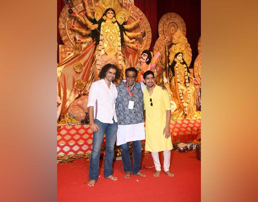 এই পুজোয় উপস্থিত ছিলেন চিত্রপরিচালক অনুরাগ বসু । সাবেকি পোশাকে অনুরাগও ছিলেন বাঙালি মেজাজে। চুটিয়ে ছবি তুললেন সকলের সঙ্গে।