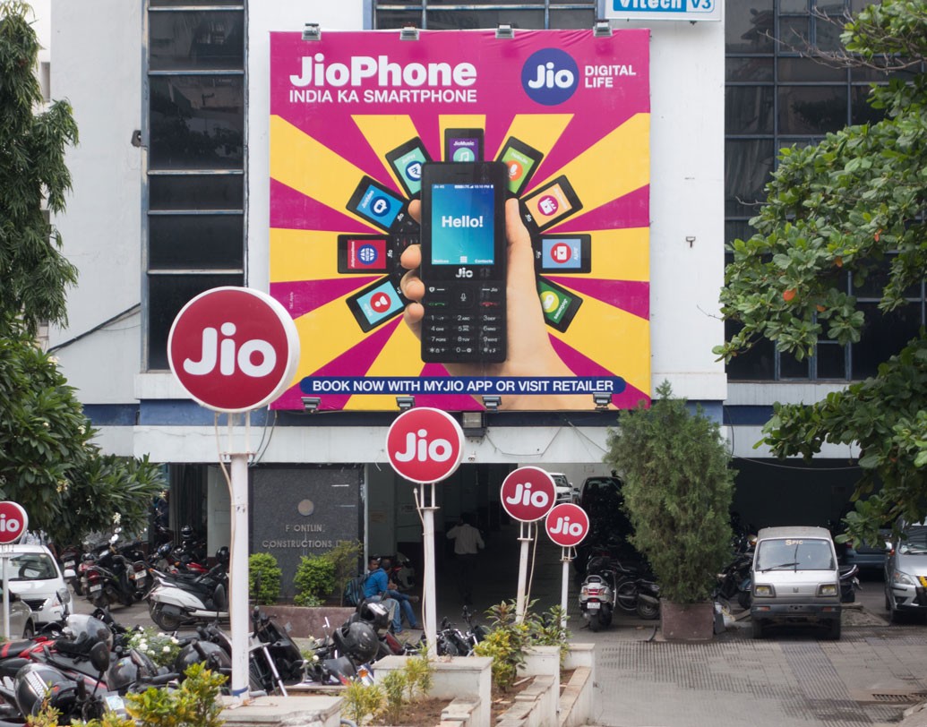 যে ফোনগুলি নতুন অফারে পাওয়া যাবে, সেগুলির বর্তমান বাজারদর ১৫০০ টাকা। অর্থাৎ বিশেষ অফারে ক্রেতাদের সাশ্রয় হবে প্রায় ৮০০ টাকা।