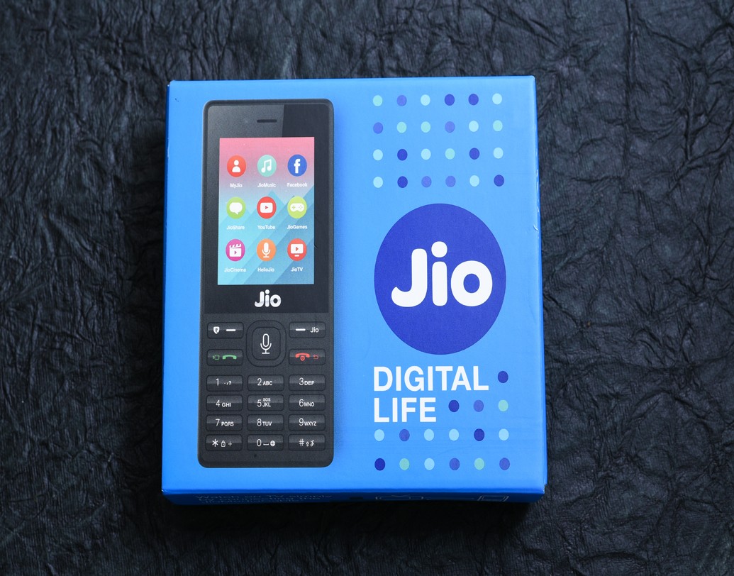 ৬৯৯ টাকায় নতুন হ্যান্ডসেট কিনলে তবেই পাওয়া যাবে ‘দিওয়ালি ২০১৯’ অফার। ওই ফোনের সঙ্গে গ্রাহকদের যে জিয়োর কানেকশন দেওয়া হবে, সেখানে ৭০০ টাকার ফ্রি পরিষেবা দেওয়া হবে। প্রথম সাতটি রিচার্জে প্রতি বার পাওয়া যাবে ৯৯ টাকার ফ্রি রিচার্জ।