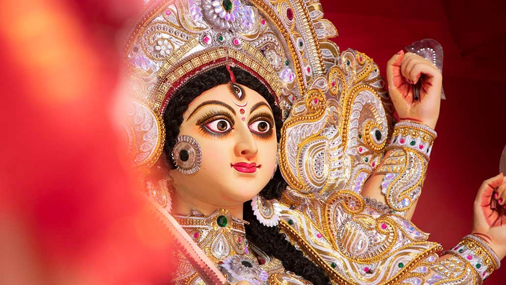 বেলেঘাটা ৩৩ পল্লি-র ভাবনায় ‘স্বজন’ হয়ে উঠেছে এই আকালে নিঃস্ব হতে বসা মানুষ।