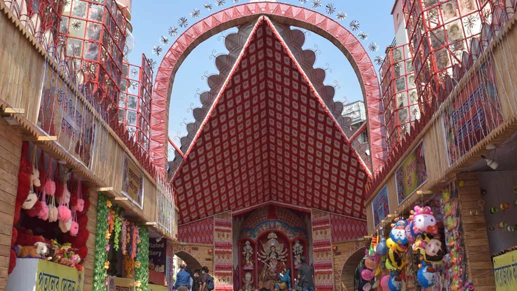 হকার থেকে ফুচকাওয়ালা, বেলু্নওয়ালা থেকে নাগরদোলা সবই এই পুজোয় মণ্ডপসজ্জার অঙ্গ।