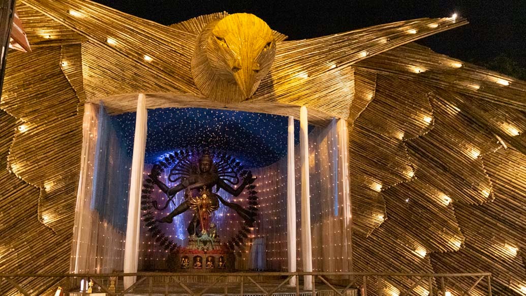 মা দুর্গা একাকী দাঁড়িয়ে। পায়ের কাছে ছোট্ট লক্ষ্মী-গণেশ এবং কার্তিক-সরস্বতী।