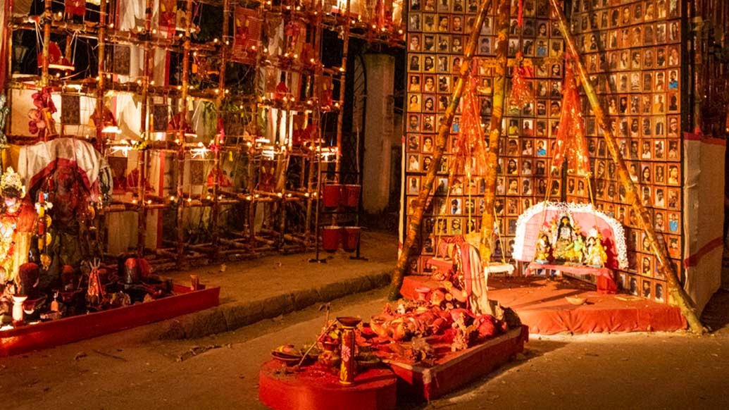 মণ্ডপ থেকে প্রতিমা- সবই সেজে উঠেছে গাঢ় লাল রঙে।