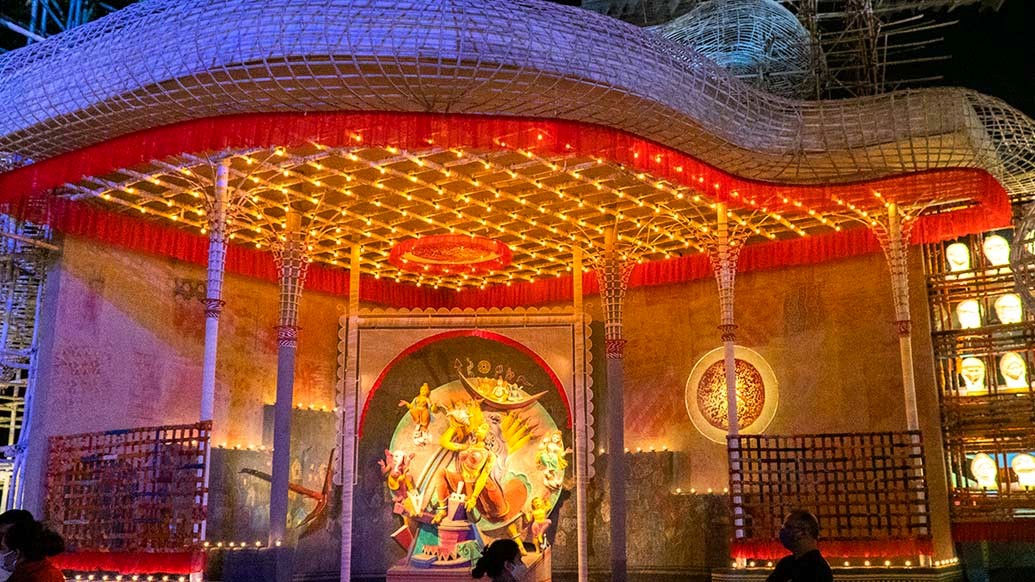 মেঘে ঢাকা মণ্ডপসজ্জায় চোখ টানে রংবাহারি প্রতিমা।