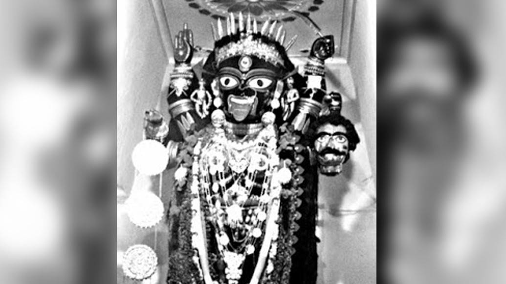 বাংলায় কালী পুজোর প্রবর্তক বলা যায় নবদ্বীপের কৃষ্ণানন্দ আগমবাগীশকে। তন্ত্রসাধক কৃষ্ণানন্দের আগে বাংলায় তন্ত্রসাধনা ছিল বেশ একটা গা ছমছম ব্যাপার। তাঁরই পূজ্য দেবী আগমেশ্বরী।