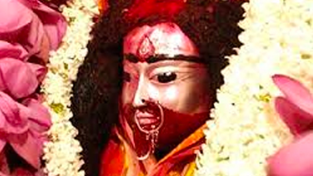 অবিভক্ত বাংলার তন্ত্রসাধকদের কথা বলতে গেলে এক জনের নাম না বললে লেখা অসম্পূর্ণ থেকে যাবে। তিনি সাধক সর্বানন্দ। বর্তমানে চট্টগ্রাম বিভাগের চাঁদপুর জেলার শাহরাস্তি বা মেহারের এই কালীমন্দির প্রখ্যাত তন্ত্রসাধক সর্বানন্দদেবের সাধনপীঠ।