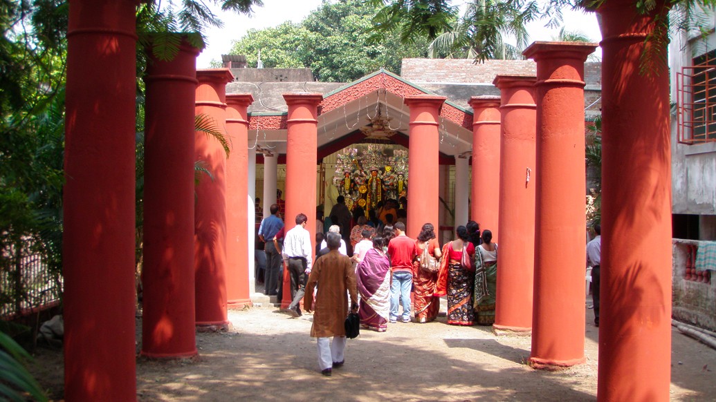 শোনা যায়, সাবর্ণ রায়চৌধুরী পরিবারের পৃষ্টপোষকতাতেই খানিকটা জমি পান তিনি। প্রতিষ্ঠা করেন মন্দির।