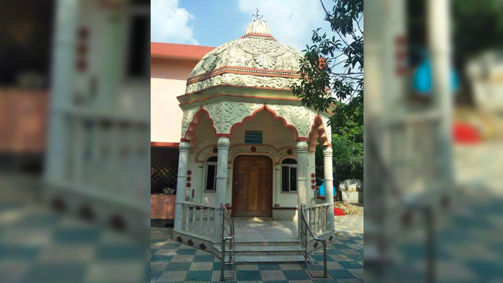 আজও রামপ্রসাদের এই ভিটে, তাঁর পঞ্চবটীর আসন রয়েছে হালিশহরে।এই ভিটেতেই নিজে হাতে মূর্তি গড়ে কালীর পুজো করতেন সাধক কবি।