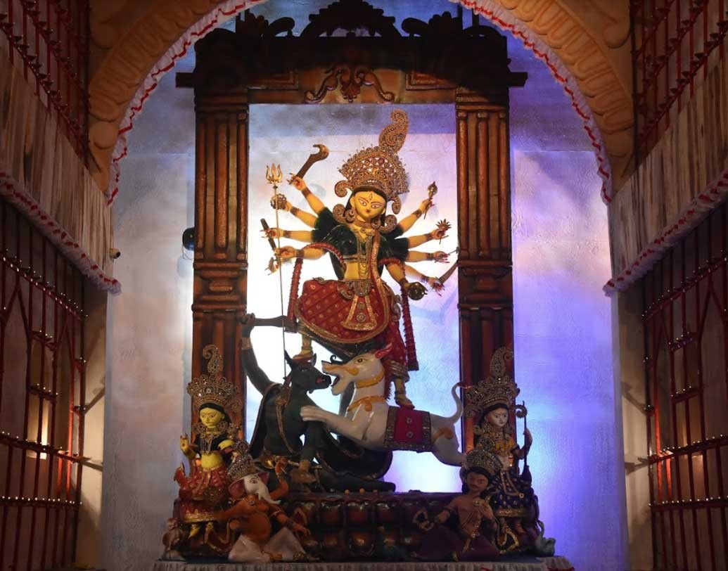 এ ই ব্লক বরাবরই সল্টলেকের সেরা পুজোগুলির অন্যতম। এ বছরও এখানকার প্রতিমার স্নিগ্ধ রূপ প্রশংসিত হয়েছে দর্শনার্থীদের কাছে।