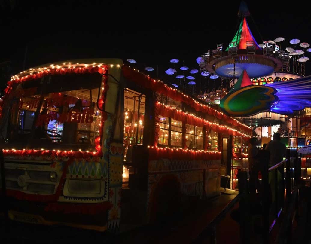 এখানকার অপরূপ মণ্ডপসজ্জা দেখতে দর্শনার্থীরা ইতিমধ্যেই ভিড় জমাতে শুরু করেছেন। মণ্ডপসজ্জায় উঠে এসেছে একটা গোটা বাস। যা নজর কেড়েছে সবার।