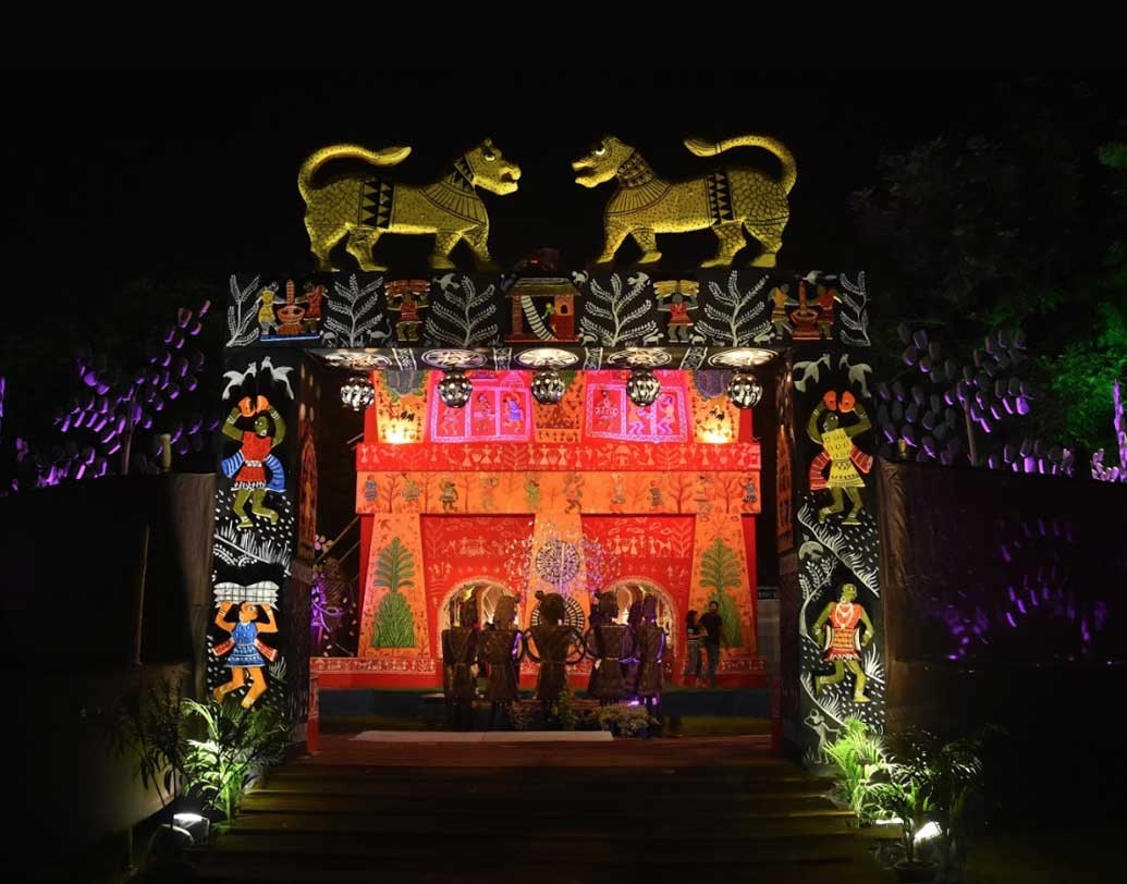 এ জে ব্লক সল্টলেকের নামকরা পুজোগুলির একটি। প্রতি বছরই মণ্ডপসজ্জায় চমক থাকে এদের। এ বার রঙিন আলোকের সাজে সেজে উঠেছে এই মণ্ডপ।