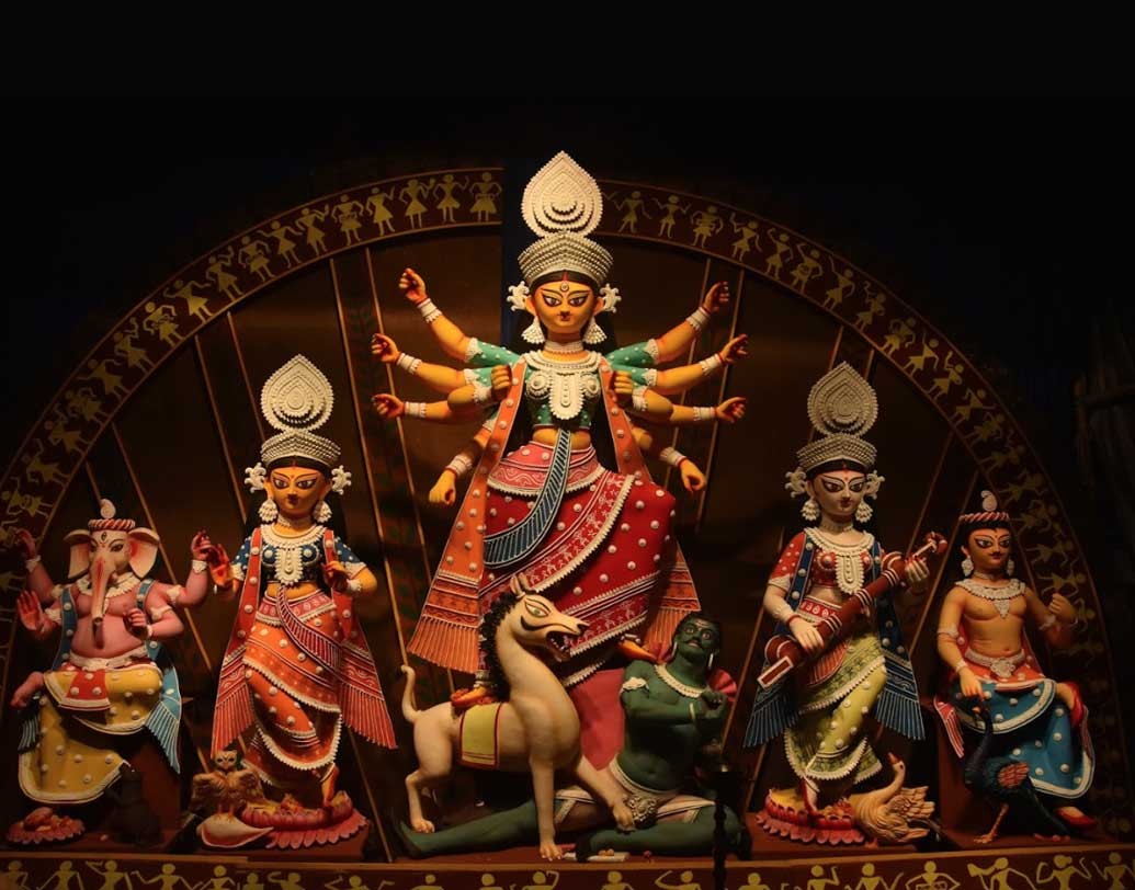 প্রতিমাসজ্জায় রয়েছে সাবেকিয়ানার ছোঁয়া। প্রতিমার স্নিগ্ধরূপ নজর কেড়েছে দর্শনার্থীদের।