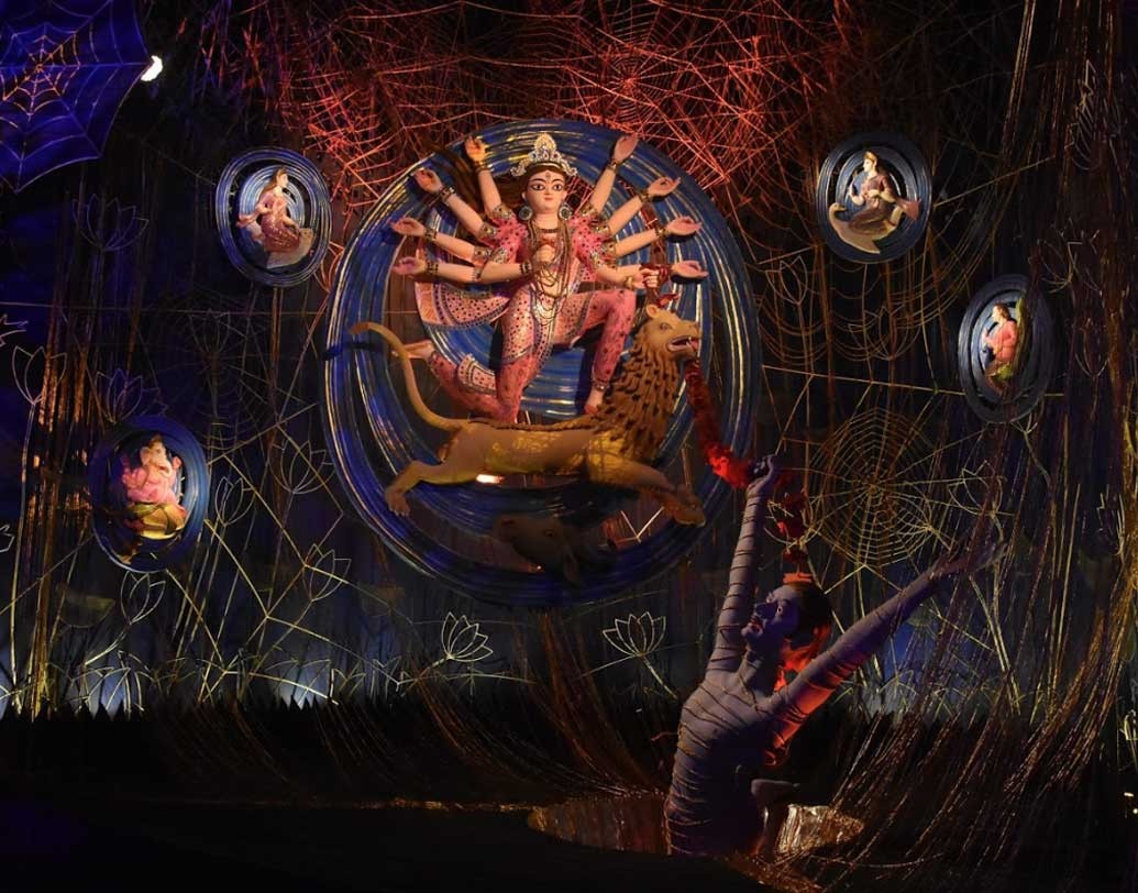 সল্টলেকের এ কে ব্লকের মণ্ডপে মাকড়সার জালের মধ্যে বিরাজমান মা দুর্গা। প্রতিমার স্নিগ্ধ রূপ দেখতে এই মণ্ডপে ভিড় জমতে শুরু করেছে ইতিমধ্যেই। প্রতিমার আদলও মণ্ডপের মতোই চোখধাঁধানো।