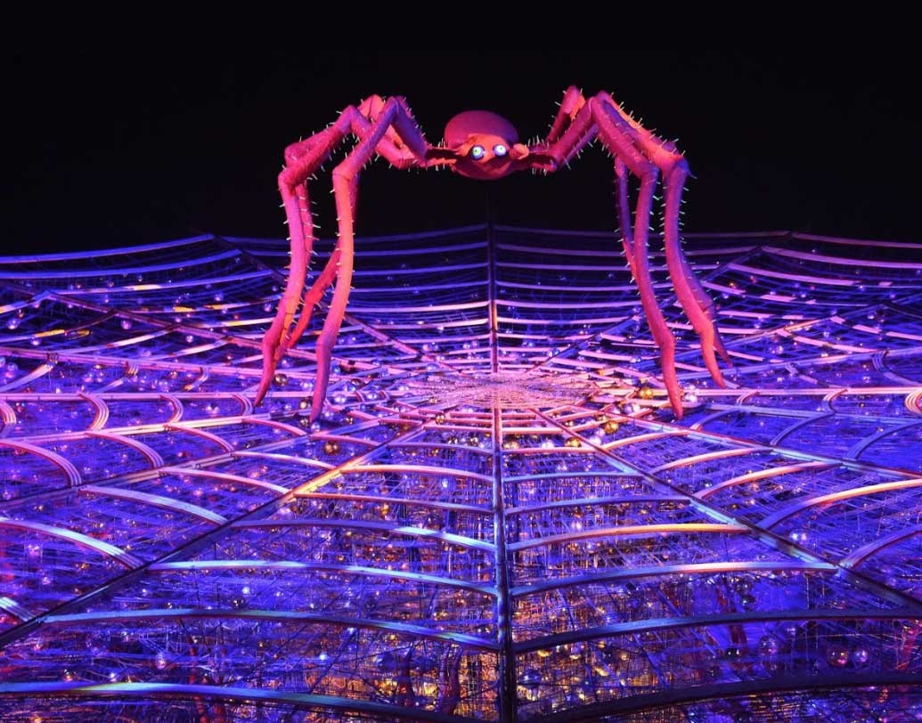 প্যান্ডেলে ঢুকেই চোখে পড়বে একটা ব়ড় মাকড়সা। প্রতিমাসজ্জায় আছে নজরকাড়া শিল্পনৈপুণ্য।