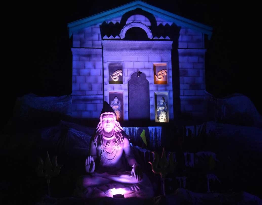 থিম পুজো নয়, বরং সাবেকিয়ানায় ভরসা রেখেছেন সল্টলেকের বি কে ব্লকের উদ্যোক্তারা।