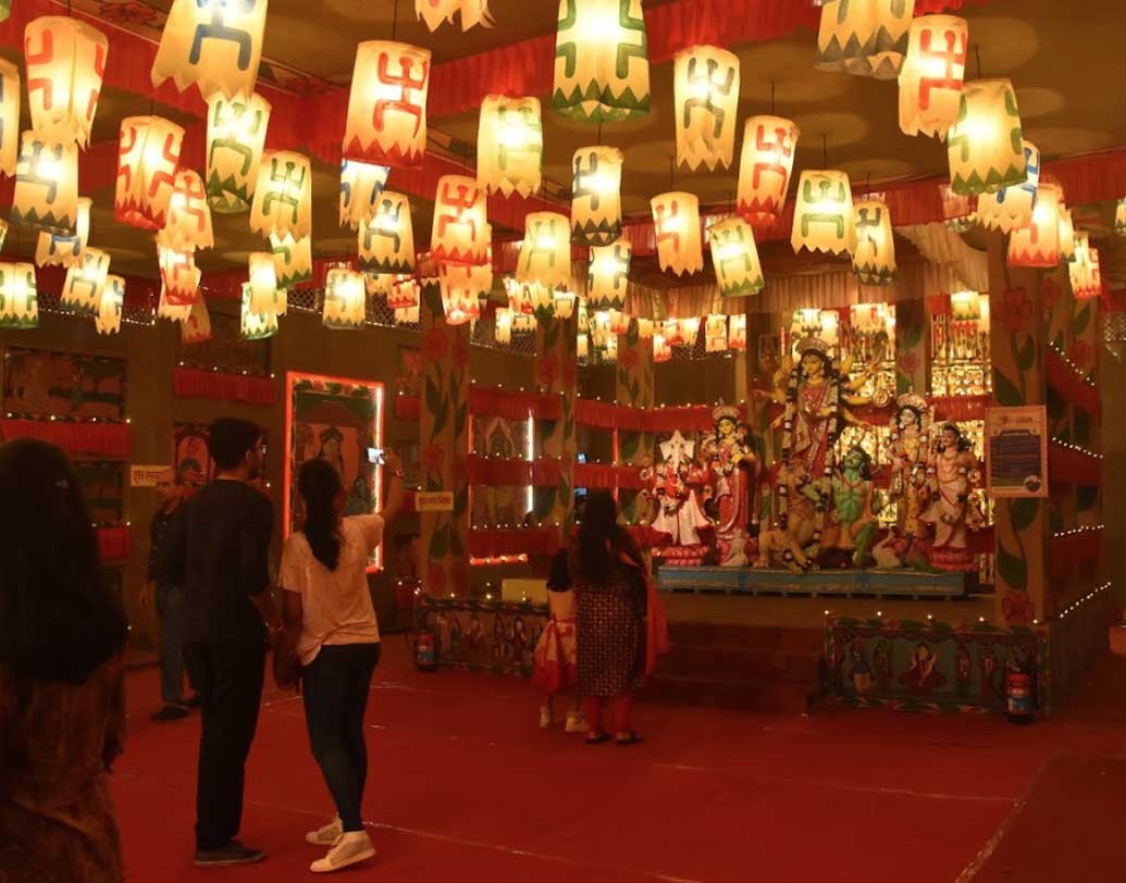 ই সি ব্লক সল্টলেকের অন্যতম সেরা পুজো। আলোকসজ্জার বিশেষ চমক থাকছে এই প্যান্ডেলে।