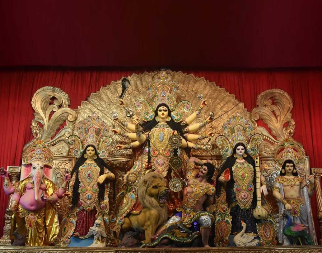 তবে প্রতিমাসজ্জায় রয়েছে সাবেকিয়ানা। এই মণ্ডপ ছোট-বড় সবাইকে মুগ্ধ করছে।