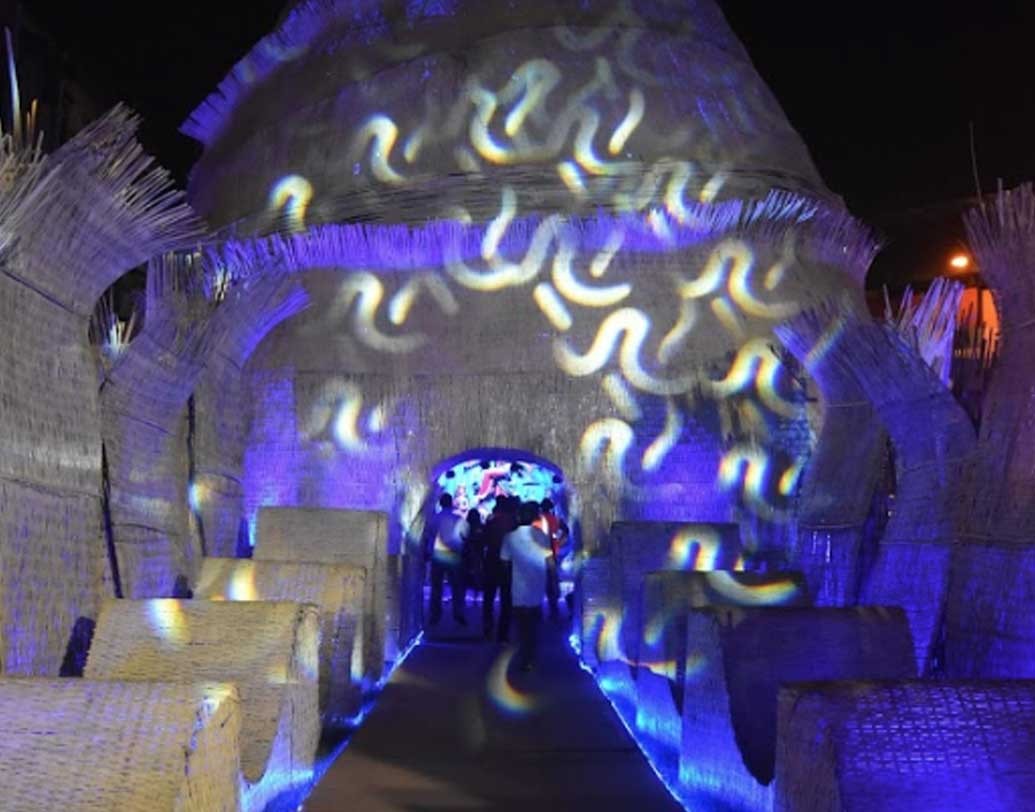 লাবণী হাউজিং এস্টেট তার মধ্যে অন্যতম। আলো-আঁধারির খেলায় এক মায়াবী আলো ছড়িয়ে রয়েছে মণ্ডপ জুড়েই। রয়েছে শিল্পের ছোঁয়া।