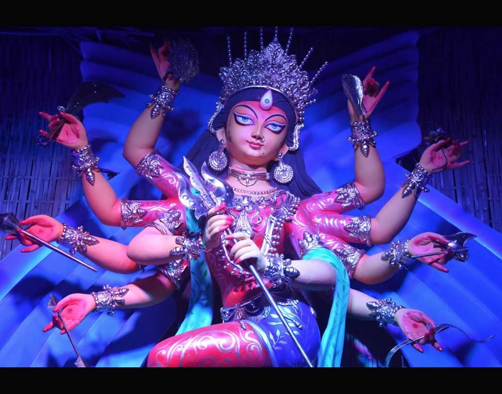 মহালয়ার পর থেকেই মানুষ আসতে শুরু করেছে লাবণী হাউজিং এস্টেট প্যান্ডেলে। উৎসাহী দর্শক পুজো শুরুর আগেই ঘুরে আসছেন ভিড় এড়ানোর জন্য।