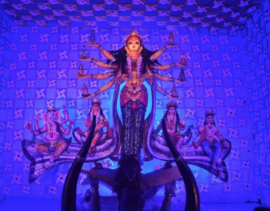 নিউটাউন বলাকার পুজো প্রতি বছরের মতো এ বছরও চোখ টেনেছে দর্শনার্থীদের।