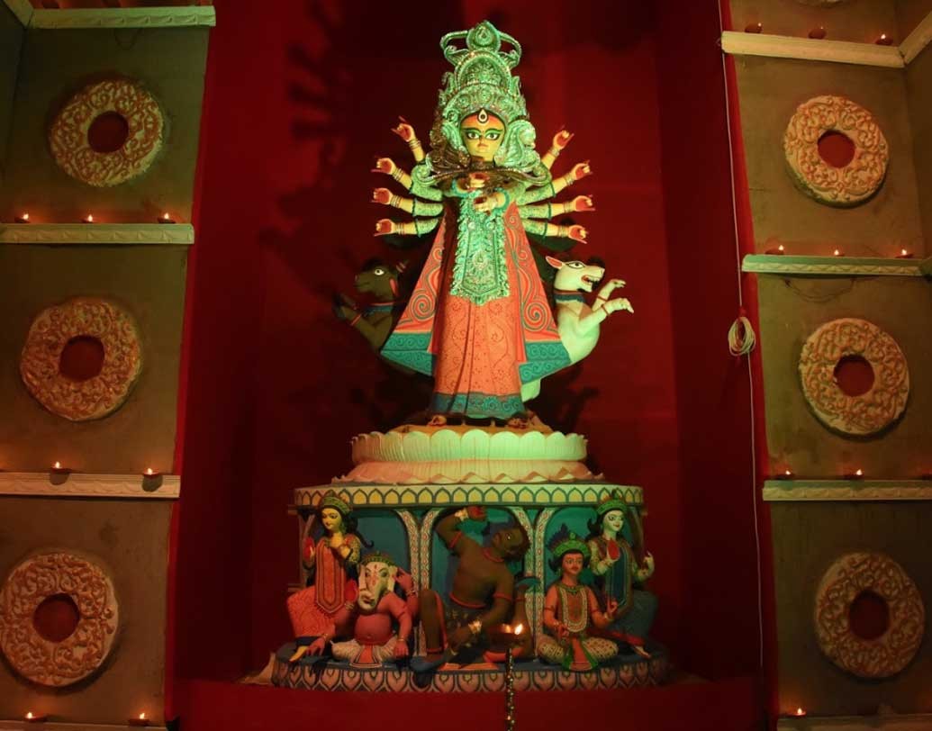 পদ্ম ফুলের উপর বিরাজমান মা দুর্গা। মায়ের সেই স্নিগ্ধ রূপ নজর কেড়েছে দর্শনার্থীদের।