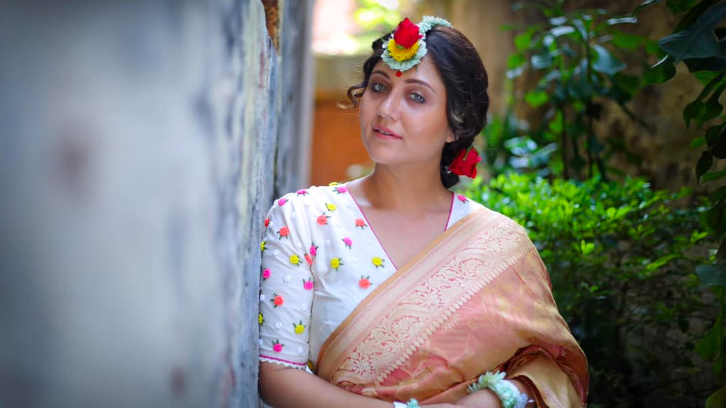 আর স্বস্তিকা মুখোপাধ্যায়? ছোট পর্দা থেকে বড় পর্দা, শাড়ির বাঙালিয়ানা থেকে পাঙ্ক হেয়ারকাটে শোরগোল ফেলে দেওয়া সবেতে সমান সাবলীল এই অভিনেত্রীর মুখে ঢলো ঢলো লাবণ্য লক্ষ্মীশ্রীই তো! একেবারে হালফিলের ওটিটি ছবি ‘তাসের ঘর’-এ তাঁর সেই ঘরোয়া সৌন্দর্যি তো এক বারের জন্যও নজর ফেরাতে দেয় না দর্শককে। তথ্য: পরমা দাশগুপ্ত। ছবি সৌজন্যে: সোশ্যাল মিডিয়া।
