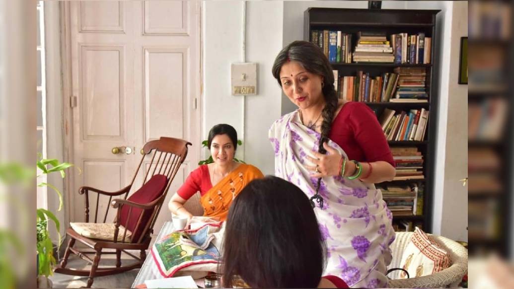 সম্পর্কের টানাপড়েন পেরিয়ে নিজেকে খুঁজে পাওয়া। ‘গুলদস্তা’র কাহিনি এগিয়েছে তার অলিগলিতে। গল্পের কেন্দ্রবিন্দুতে তিন নারী- যাঁদের শুরু থেকে শেষ, কোথাও কোনও মিল নেই। কিন্তু এই অমিলের মধ্যেও এক সুতোয় গাঁথা হয়ে যাবে তাঁদের পথচলা।