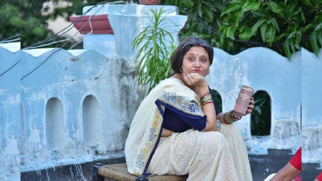 স্বস্তিকার ডলি বাংলা-হিন্দি মেশানো মিষ্টি সংলাপে দর্শকের মন জয় করবেই- তা নিয়ে দ্বিমত নেই তেমন। মুখে বয়সের ছাপ, চোখে উড়ানের স্বপ্ন- কেমন এই ডলি বাগড়ার জীবন? জানতে হলে দেখতে হবে ছবিটি।