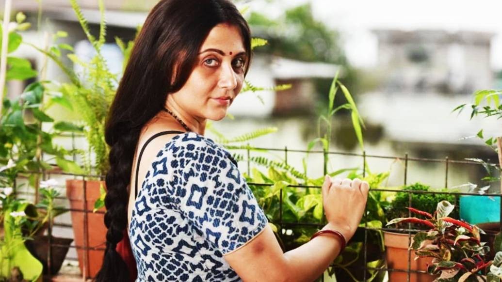 লকডাউনে শেষ বার স্বস্তিকাকে দেখা গিয়েছিল ‘দিল বেচারা’ ছবিতে, কিজি বসুর মা হিসেবে। তার পরেই হইচই-এ মুক্তি পায় তাঁর ‘তাসের ঘর’। সোশ্যাল মিডিয়ায় পোস্টার রিলিজের পরে ট্রোলিং-এর শিকার হতে হলেও, গৃহবধূ সুজাতার চরিত্রে বাহবা কুড়িয়েছিলেন অভিনেত্রী।