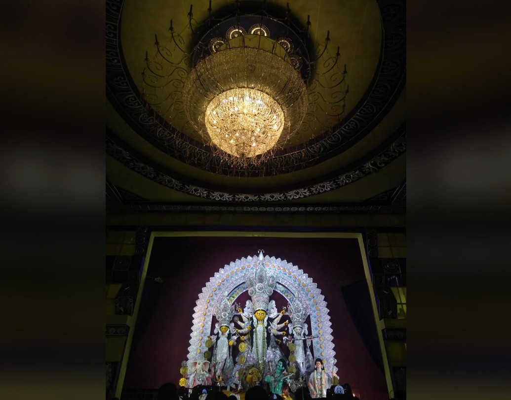 বাগবাজারের সাবেক প্রতিমা দেখতে ভিড় জমান প্রতি বছর বহু মানুষ।