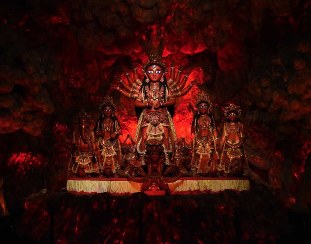 চোরবাগান তার মধ্যে অন্যতম। দুর্গার মূর্তিতে রয়েছে অভিনবত্ব।