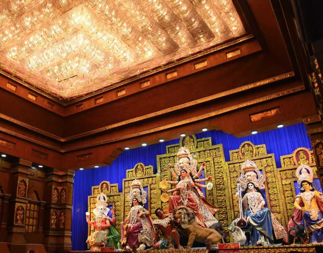 কলেজ স্কোয়ার সর্বজনীনের প্রতিমা প্রতি বছরের মতো এ বছরও চোখ টেনেছে দর্শনার্থীদের।