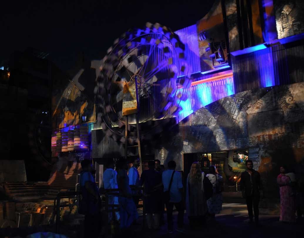 কলকাতার সেরা পুজোর একটি কাশী বোস লেন। প্রতি বছরই থিমে চমক থাকে এদের। এ বার প্রতিমা রয়েছে নৌকাতে।